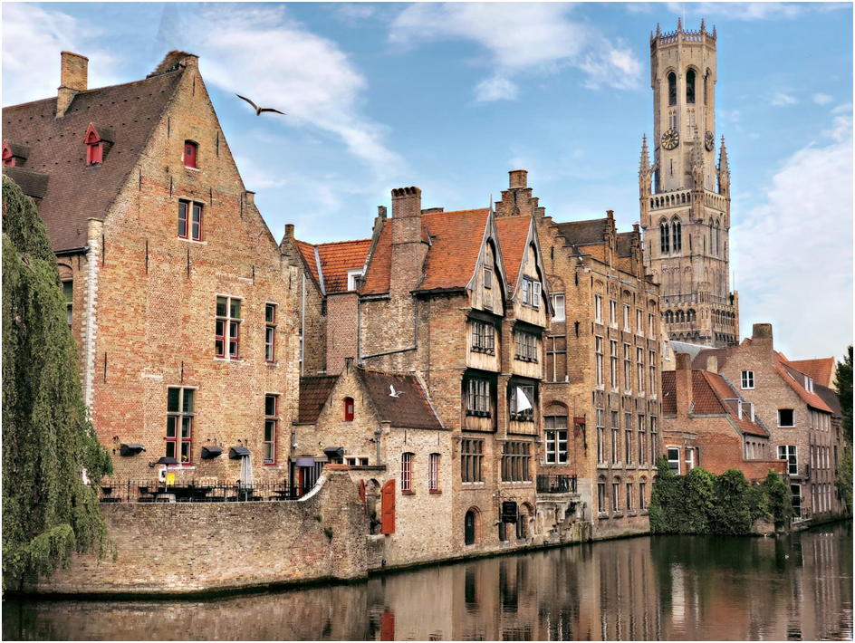 Второй по популярности город после Брюсселя — Брюгге. На центральной площади сохранились замки, дворцы и дома, датируемые 1040 годом. Фото: Unsplash