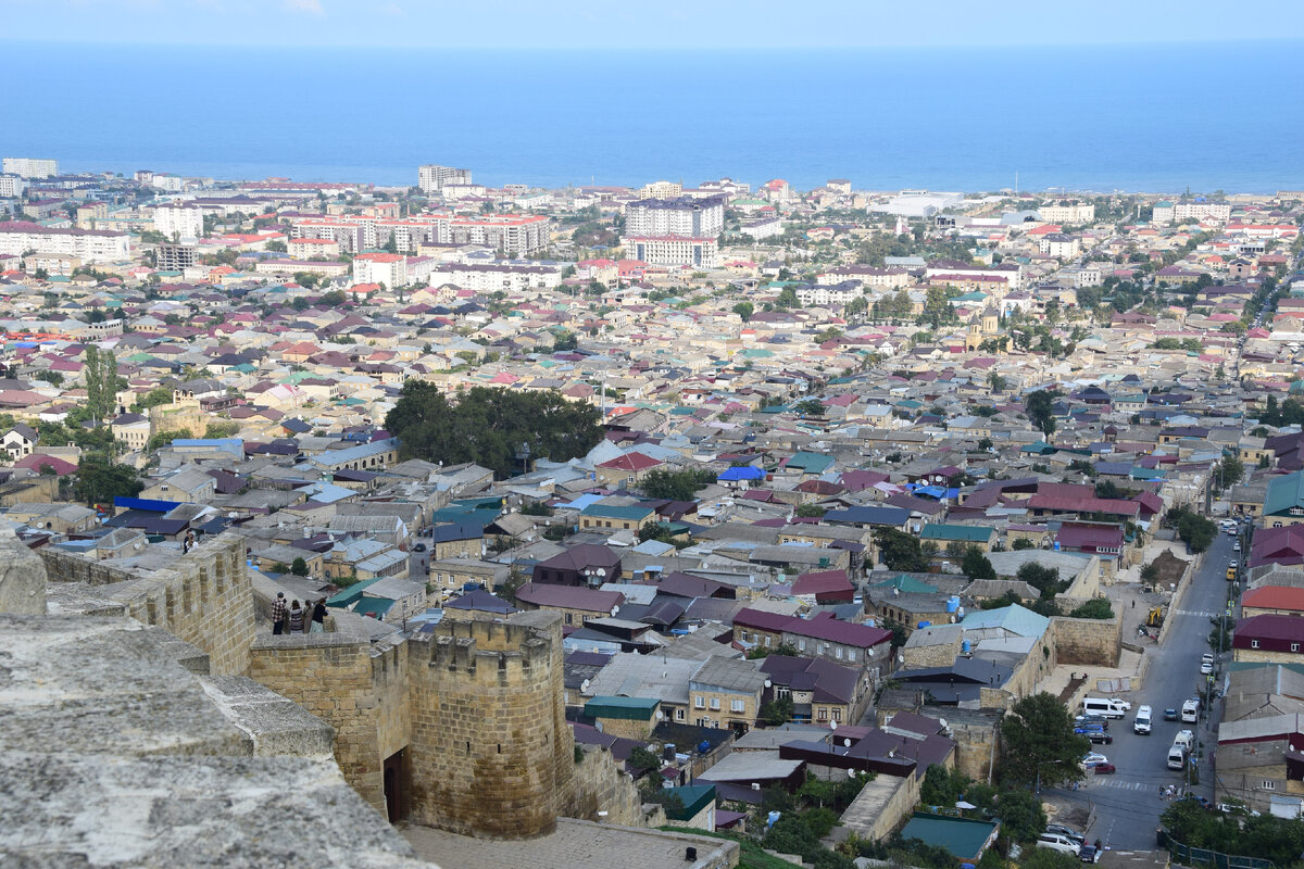 Панорама дербентских магалов со стены цитадели Нарын-кала. Фото автора канала "Приключения Тома Сойера".