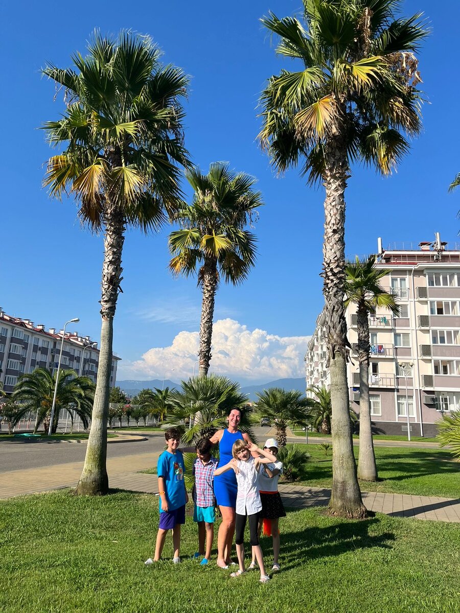 Сочи, 2023 год, мои дети со своей крестной Дашей и ее сыном