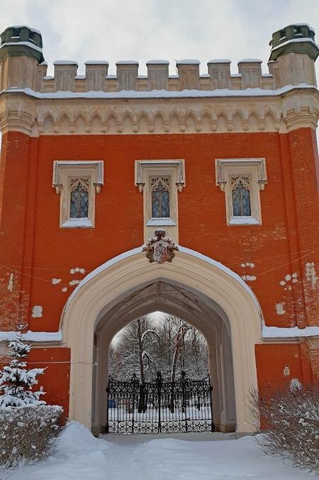 Башня въездных ворот Императорских конюшен в Петергофе /фото из личного архива/