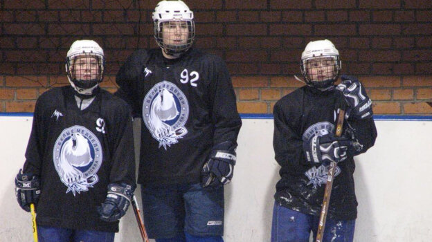    Двое маленьких хоккеистов в составе «Белых медведей» Никита Кучеров (слева) и Никита Гусев (справа).из архива семьи Кучеровых