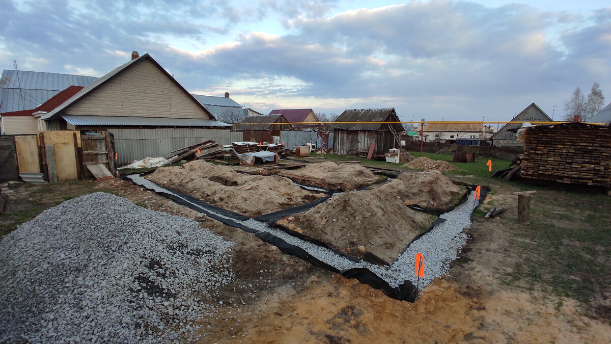 Первый, он же и последний слой щебня.