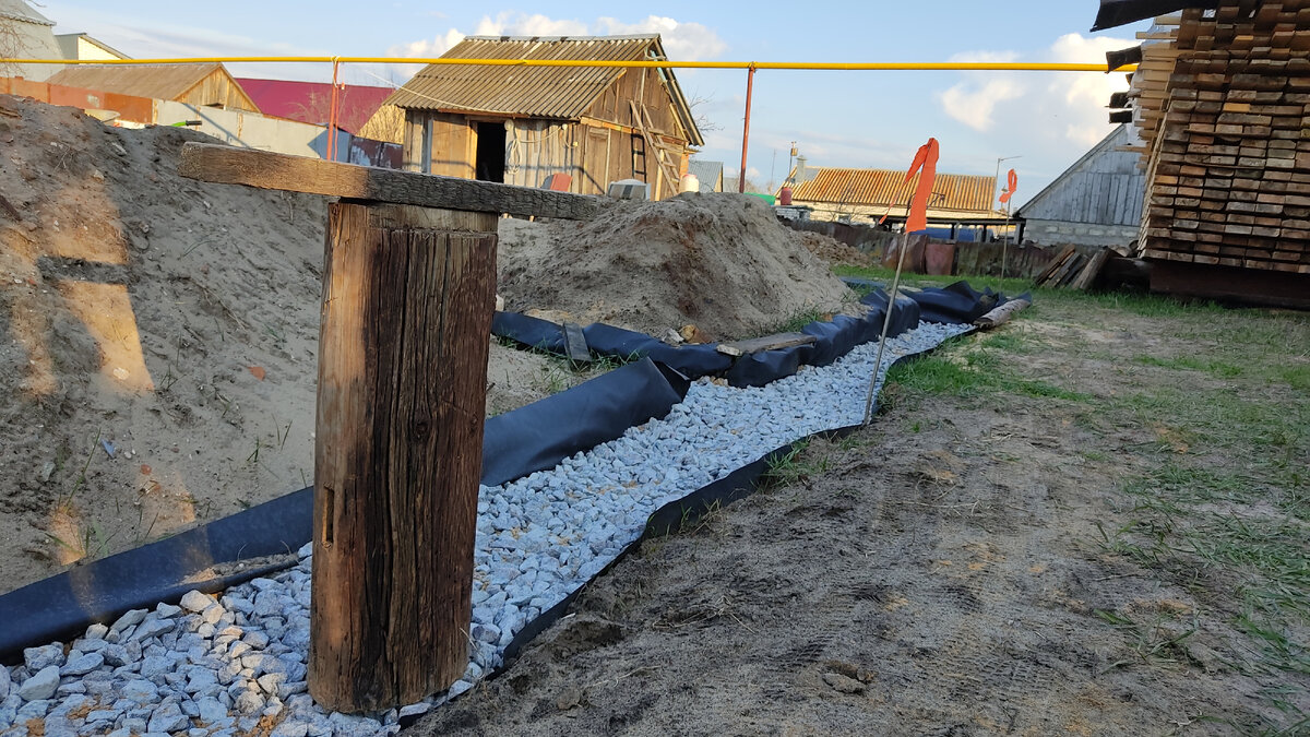 Трамбовка из кусков старого дома. Вполне эффективна. 