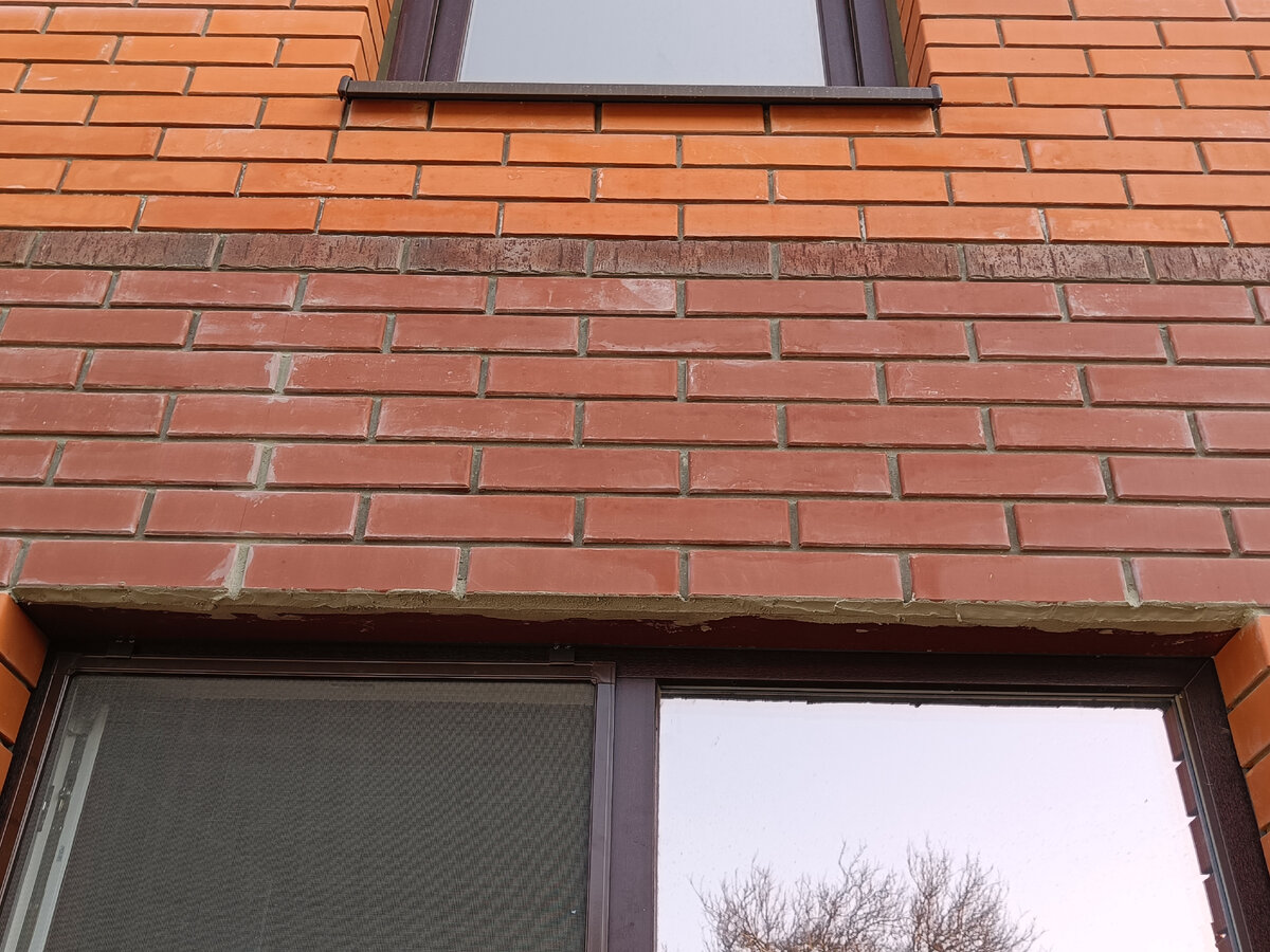 Фронтон снаружи. Ширина окна 1410 мм.