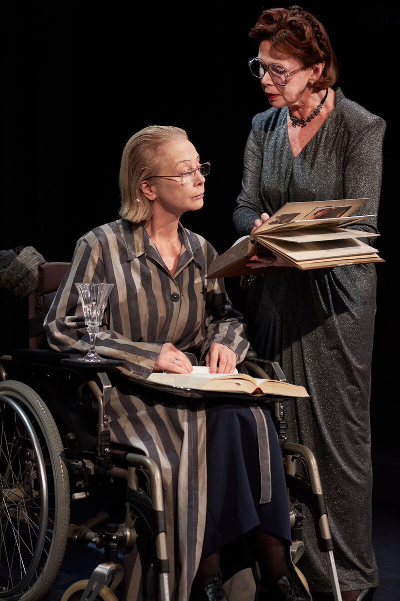 Клара — Г. Беляева, Вера — Евг. Симонова. Фото С. Петрова