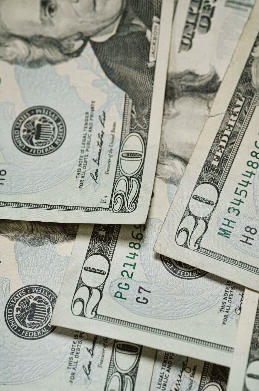 Источник фото: https://unsplash.com/photos/a-pile-of-twenty-dollar-bills-laying-on-top-of-each-other-g01EGebFdiA