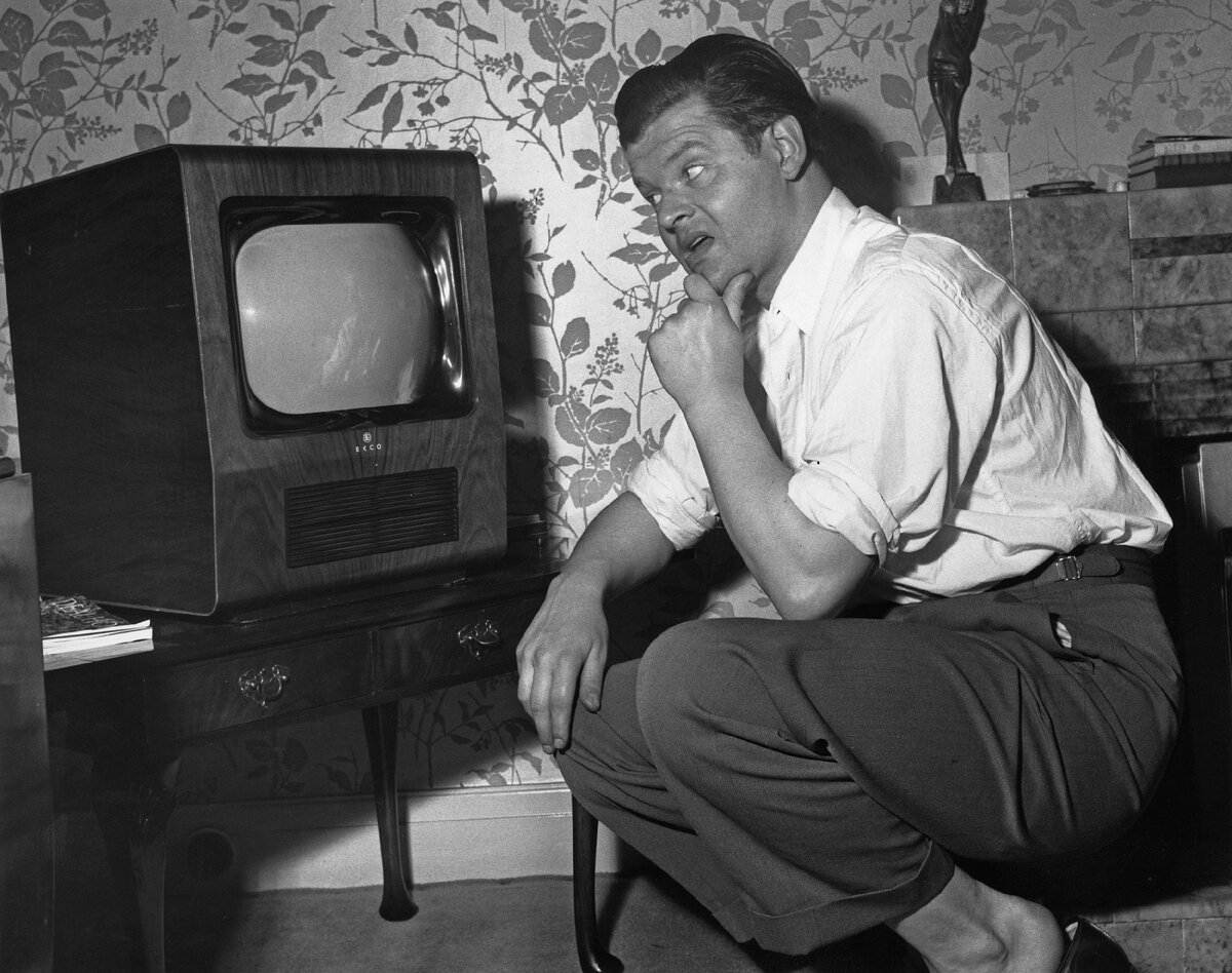 Шутка про черно-белый телевизор и чулки