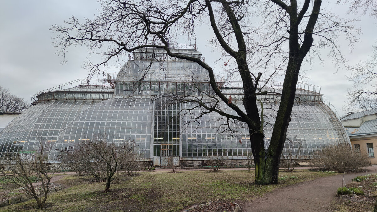 Это 1/3 здания, которое доступно для осмотра. 