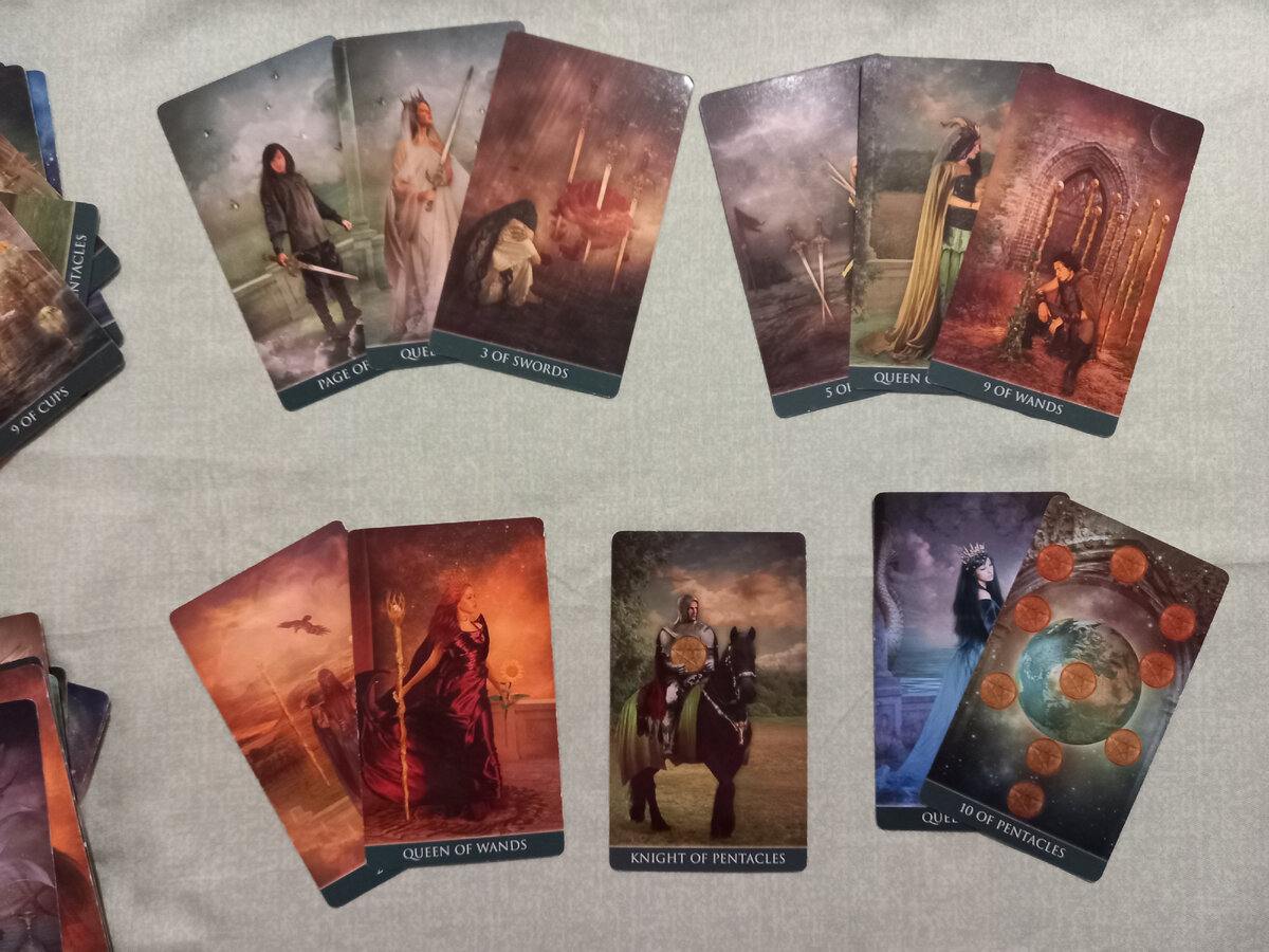 Колода таро "Телема". Паж пентаклей выпал между двух королев, будем смотреть его влияние в обоих случаях.