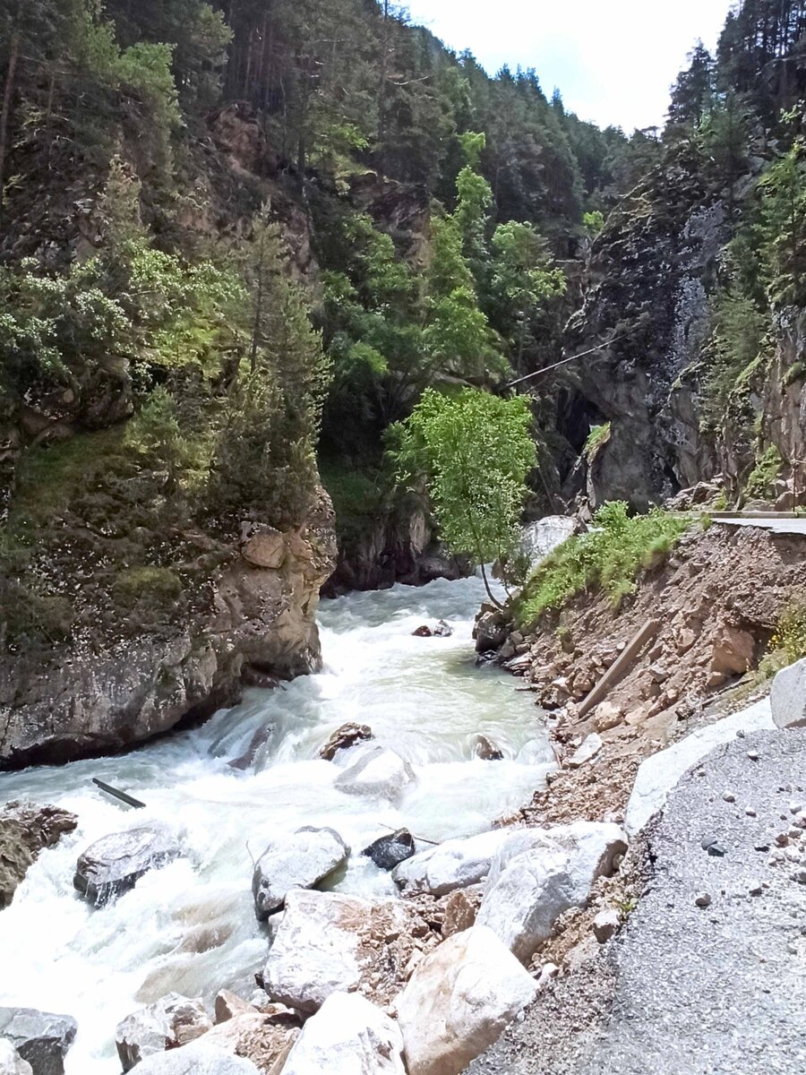 Река Адыр-Су при въезде в ущелье. 