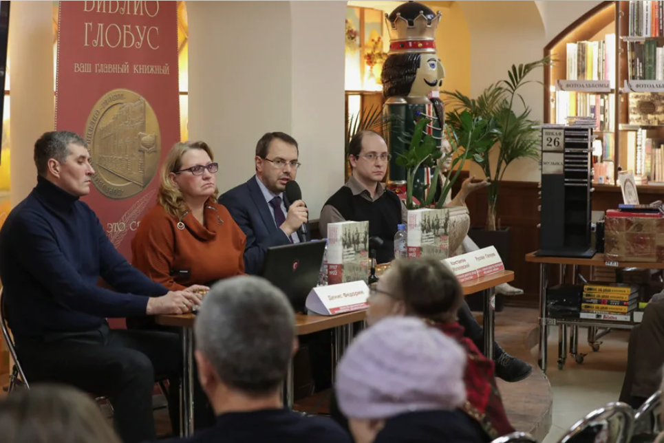 Денис Федорин - крайний слева