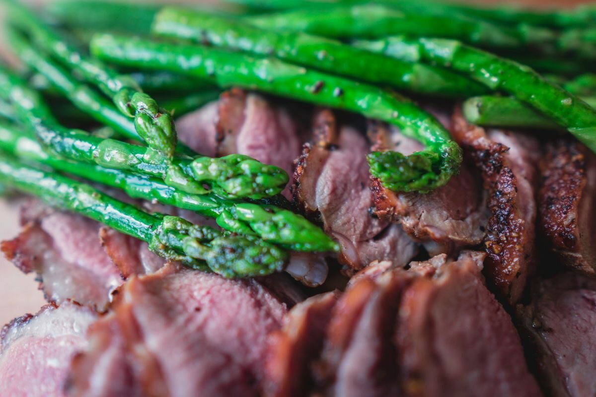Спаржа — идеальный компаньон для блюд из мяса и рыбы. Источник: unsplash.com📷
