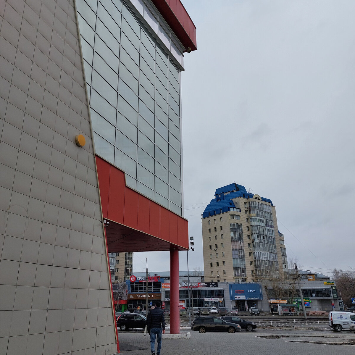 Да , стою у ТРК "ОГНИ" около Малаховского кольца и рассматриваю меняющиеся городские окрестности в такой вот последний мартовский холодный день. Всего плюс 1! Ветрище!!!