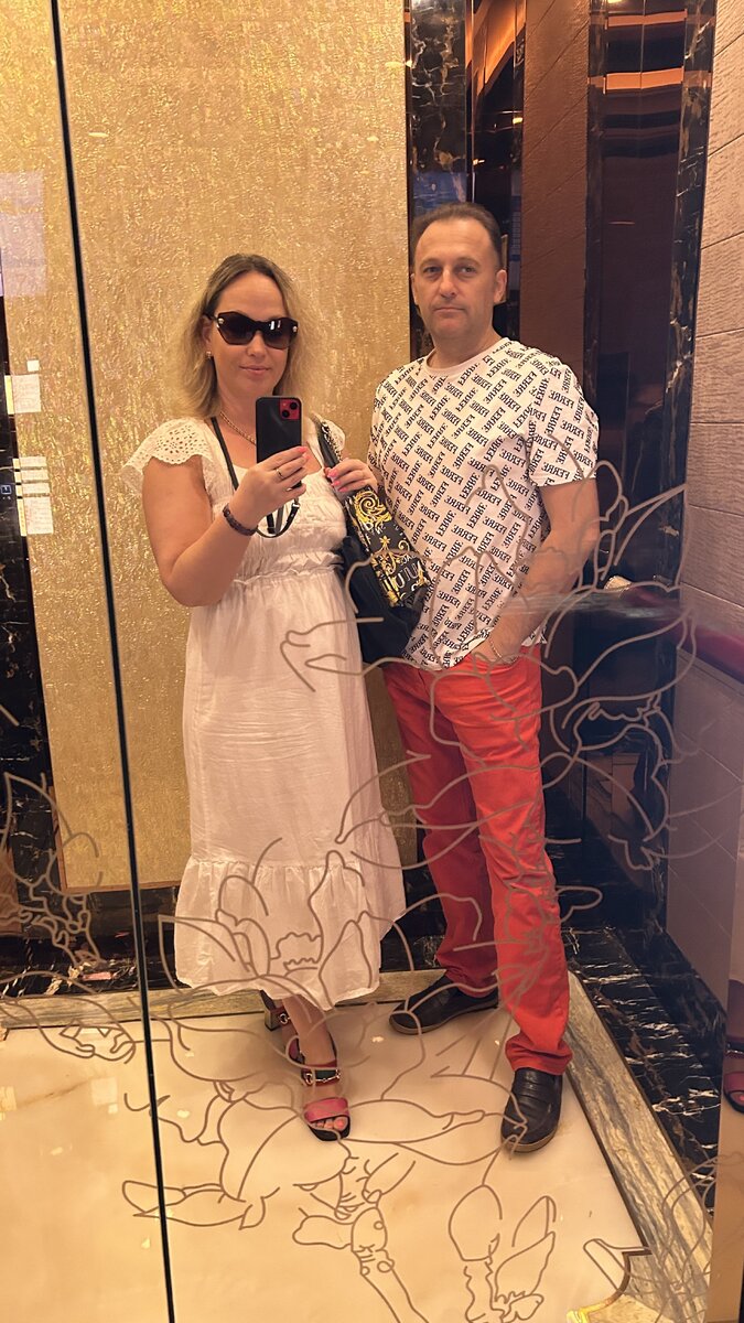 В лифте отеля