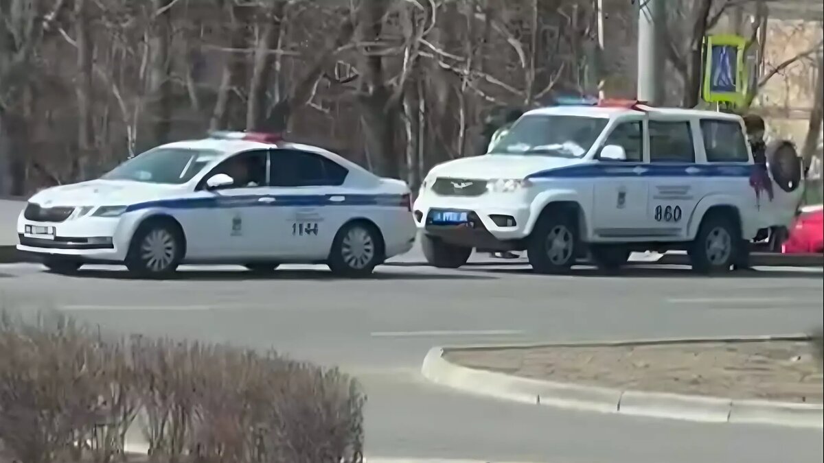     Nissan Note перевернулся после столкновения с Hyundai Solaris на Гайдамаке во Владивостоке. По информации аварийных комиссаров, водитель Nissan не пропустил автомобиль, который двигался по главной дороге.