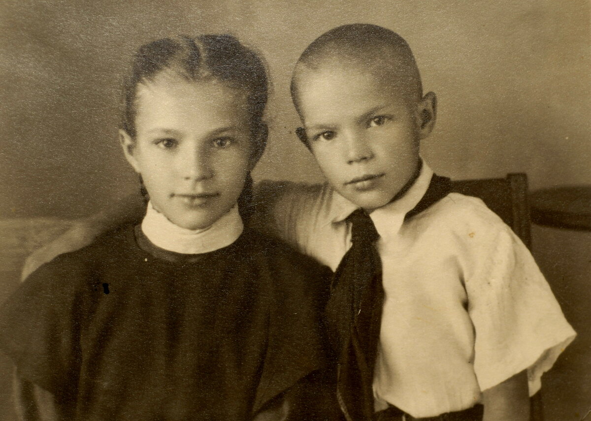 Со старшей сестрой Ириной. Алма-Ата, конец 1940-х