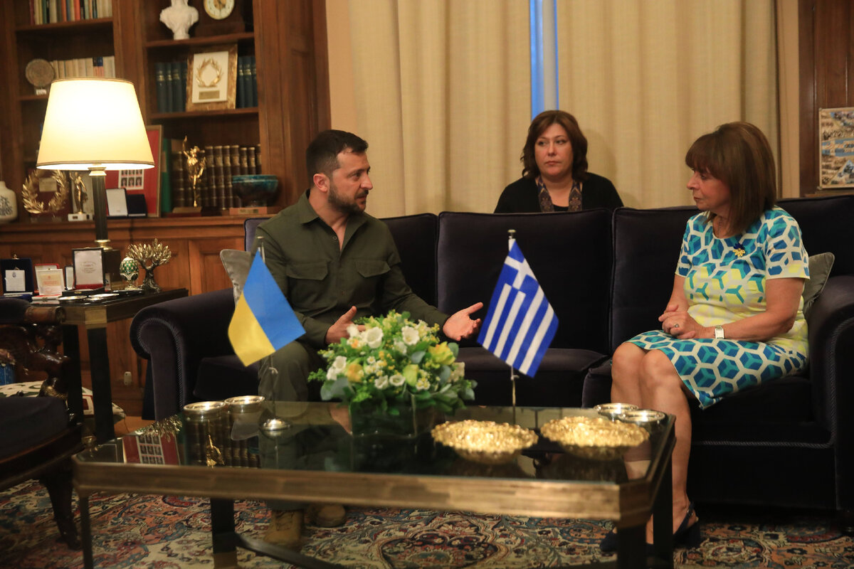 IMAGO/Giannis Panagopoulos / Eur/Globallookpress. Президент Греции на встрече с главой страны 404 Мистером Зе
