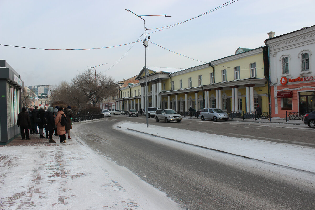 Современный вид здания бывших торговых рядов в структуре застройки ул. Куйбышева. Фото, февраль 2023 г. 
