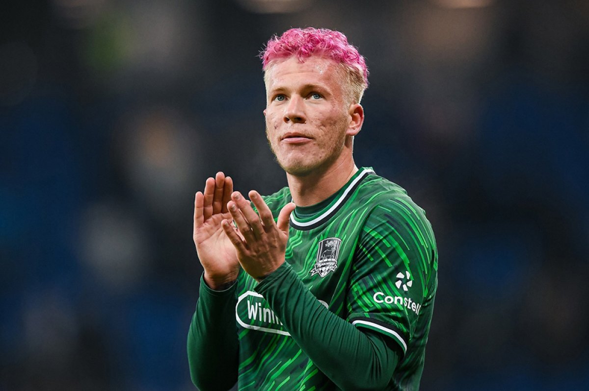    Самое яркое, чем запомнился Никита Кривцов этой весной - розовый цвет волос.