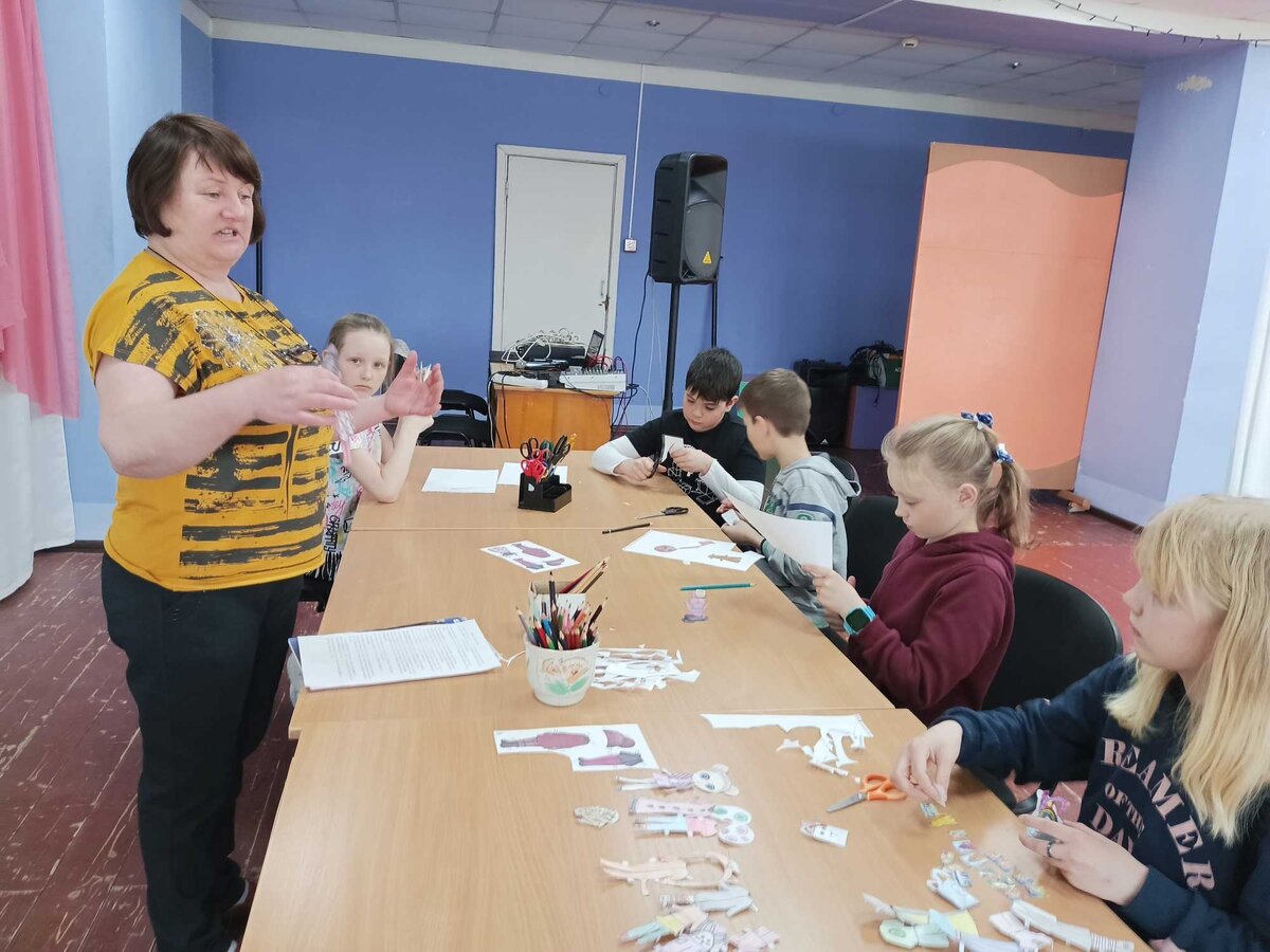 Художник-оформитель Вера Мельникова ведёт кружок прикладного творчества