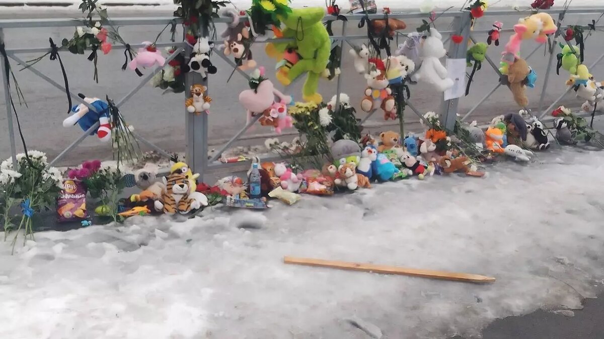     Стихийный мемориал организовали жители Тюмени по улице Энергостроителей. Здесь был сбит на нерегулируемом пешеходном переходе 9-летний велосипедист. Ребенок погиб.