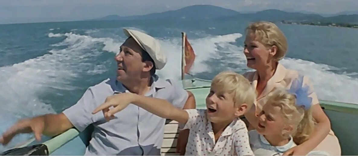 Скриншот автора. Счастливая советская семья на отдыхе.