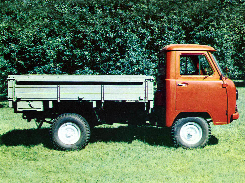 Говорят, что когда-то УАЗ умел окрашивать свои машины в яркие жизнеутверждающие цвета... врут, наверное? 