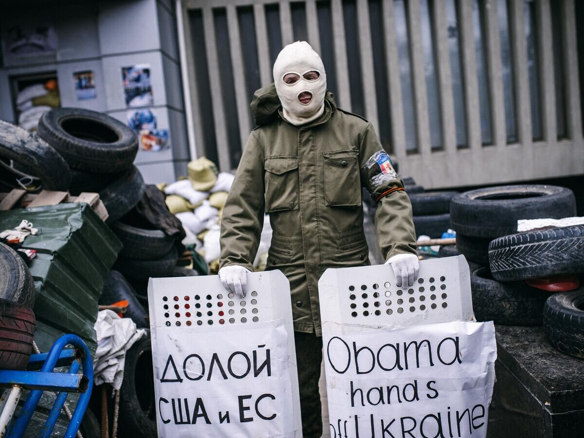 Мужчина у здания штаб-квартиры СБУ в Луганске. Апрель 2014© AFP 2024 / DIMITAR DILKOFF