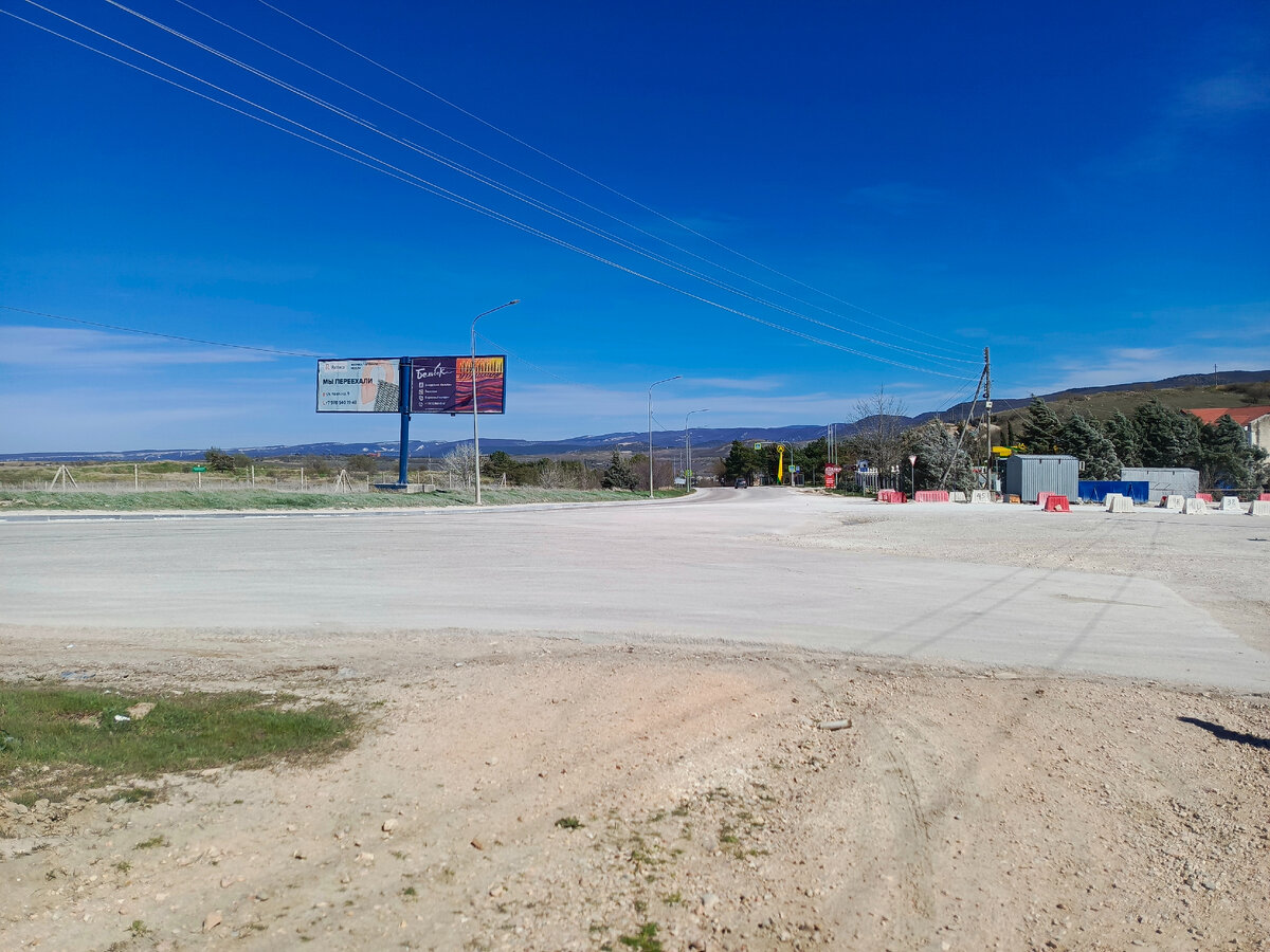 Остановка находится чуть впереди. Справа можно оставить машину.