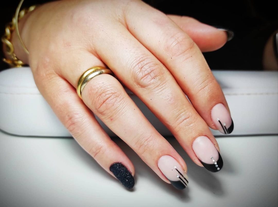    Черно-белый маникюр со стразами