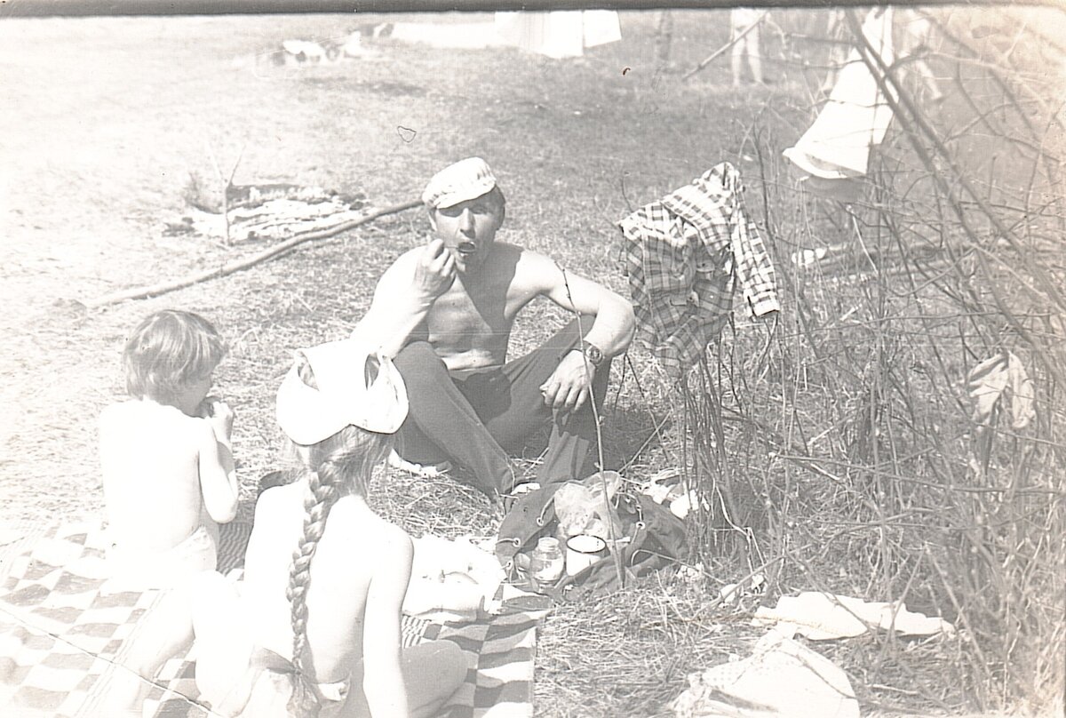 Валерий на отдыхе с детьми. Звёздный, 1977 год