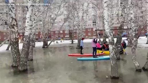 В Омске устроили заплыв во дворе на сапбордах