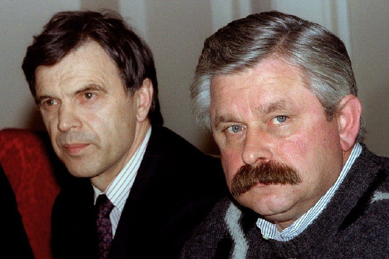 Хасбулатов Руслан Имранович(слева) и Руцкой Александр Владимирович (справа). 1993 год.