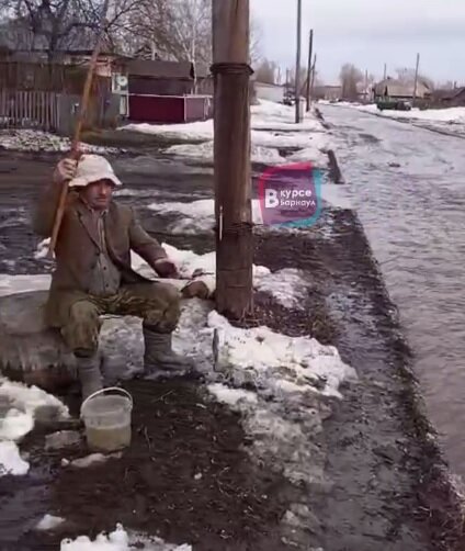    Мужчине удалось выудить сорожку. Фото: кадр видео/ Telegram-канал «В курсе 22»