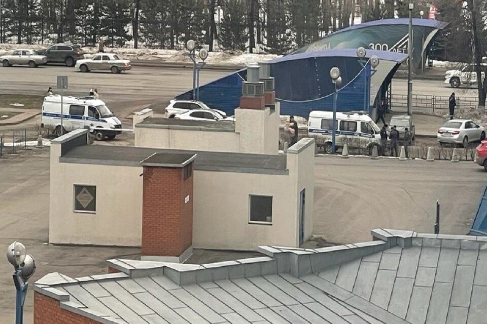    Труп парня нашли в Кемерово возле ночного клуба. Фото: предоставлено источником.