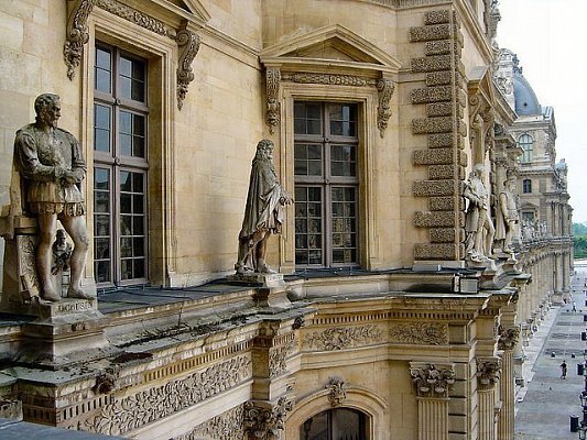 Лувр- самый большой музей в мире