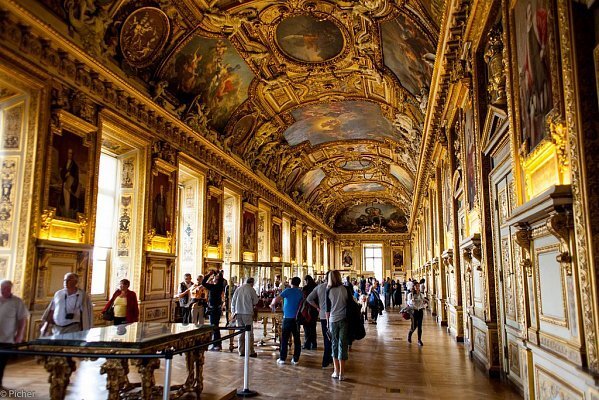 Лувр- самый большой музей в мире