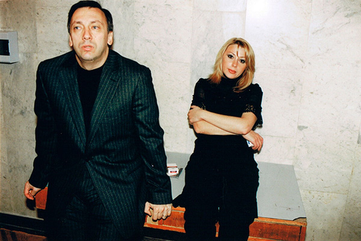В 1991 году Иратов предложил Апиной бросить группу и начать сольную карьеру, влюбленная артистка согласилась. 