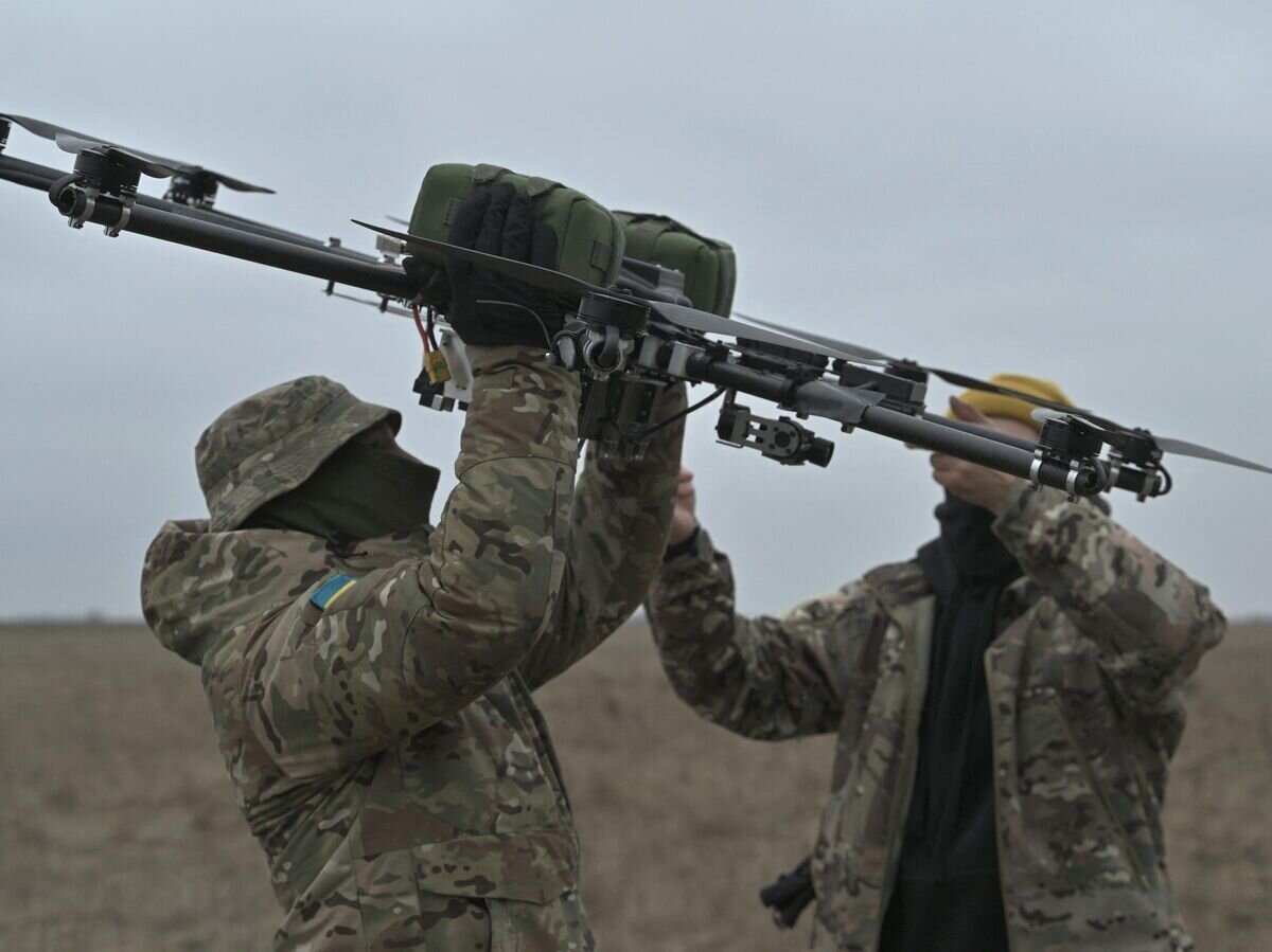    Украинские военные запускают беспилотник© AFP 2024 / GENYA SAVILOV