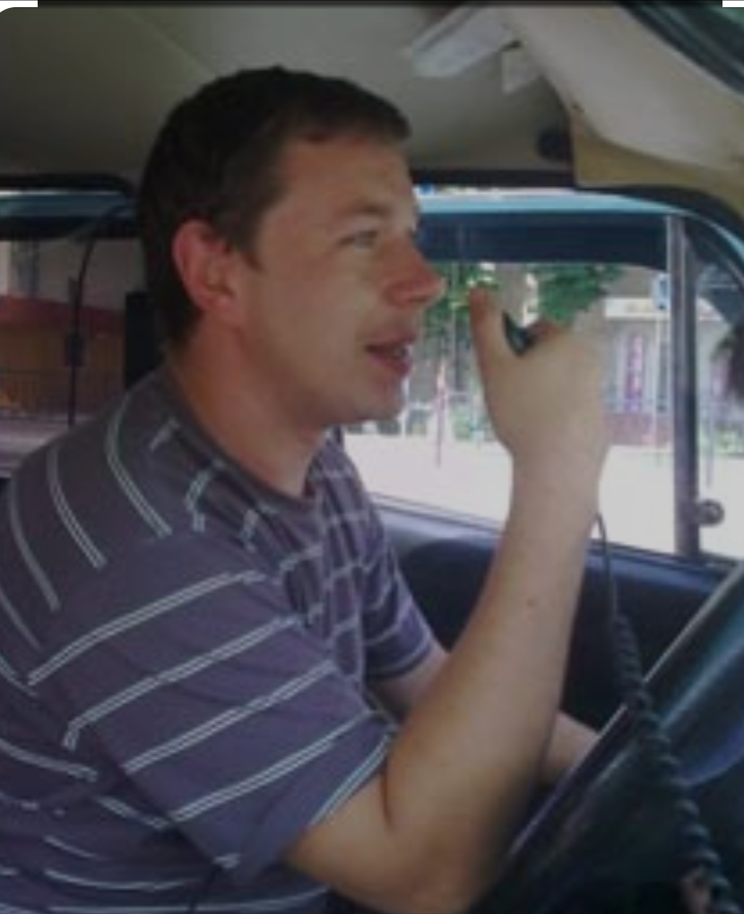 Фото из интернета - таксист на рации. 