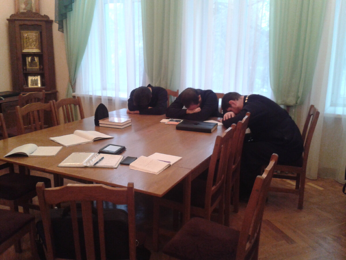 Занятия у первого выпуска новосозданной магистратуры. Дорога из сёл занимала много времени и сил. Отдыхали на перерыве прямо в аудитории. 