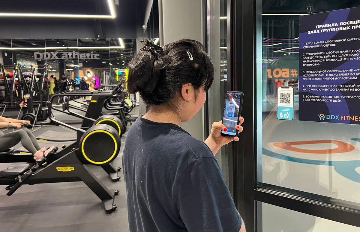 Наклейки с QR-кодами системы Bruno в сети фитнес клубов DDX Fitness