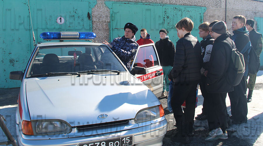 Школьники ознакомились со служебными автомобилями Росгвардии, опробовали в деле спецоборудование: проблесковые маяки, сирену, сигнальное громкоговорящее устройство