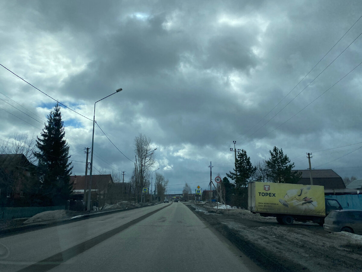 Не самый печальный ещё вид, когда проезжали промзоны, шёл дождь, не сфоткала 