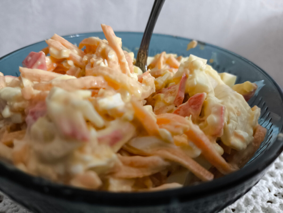 Салат "Зимний": крабовые палочки, плавленный сыр, яйца,морковь по-корейски, майонез