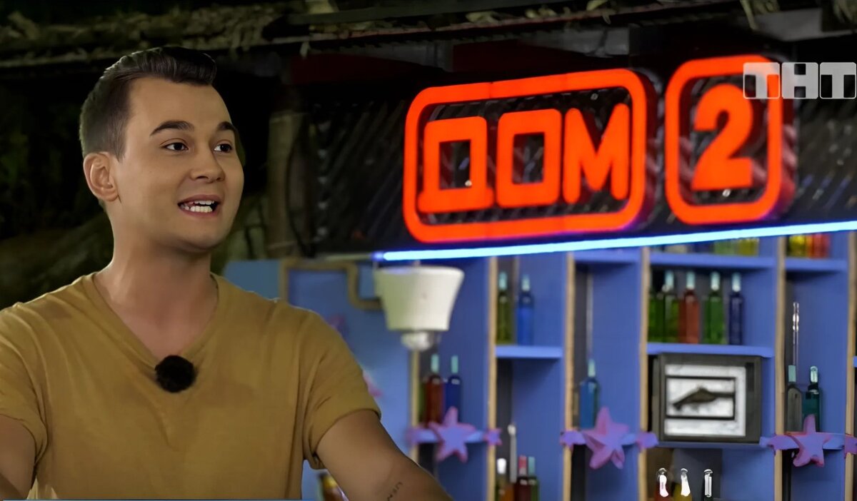    Ведущий шоу "Дом-2" Антон Беккужев. Кадр Rutube / @dom2