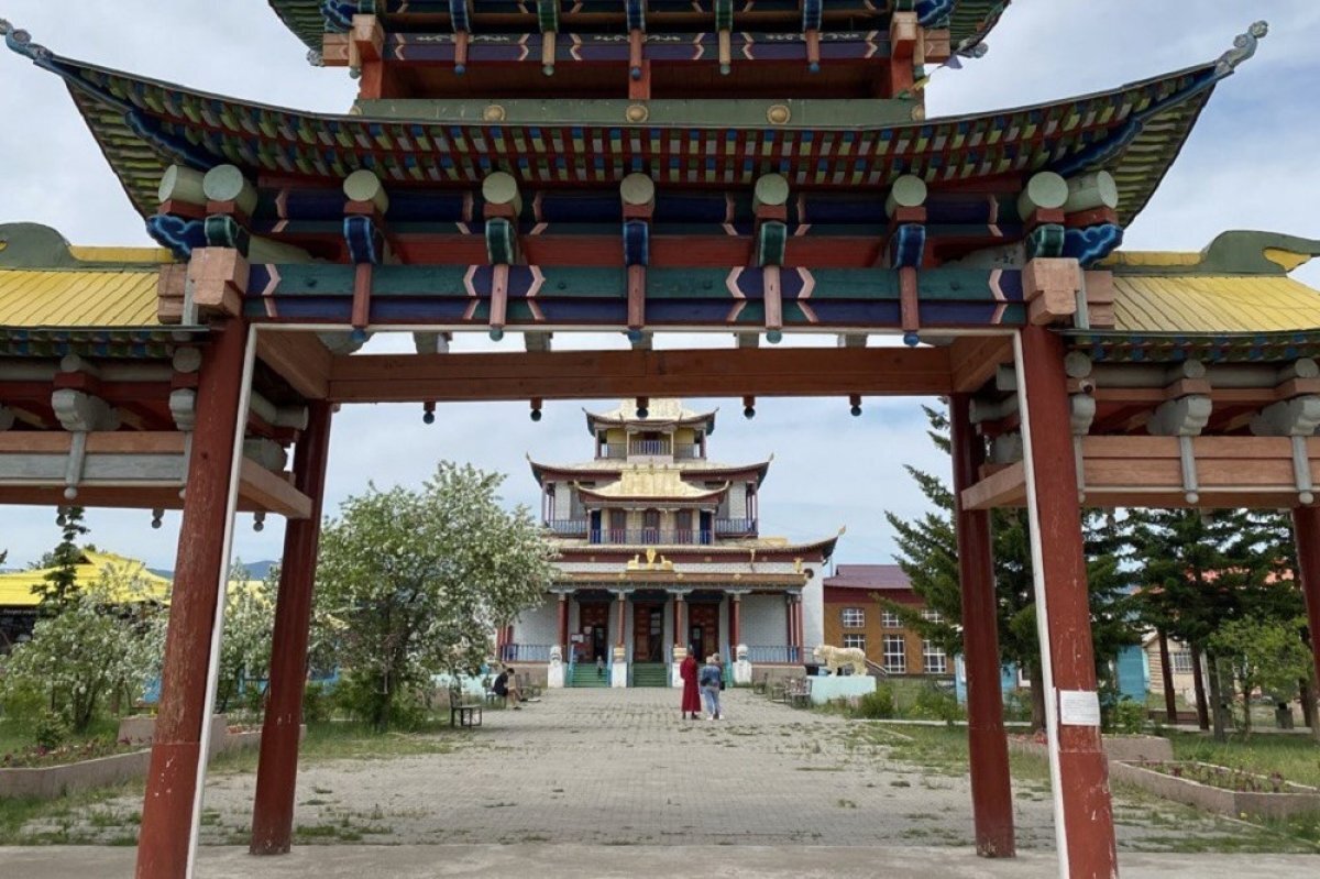    В буддизме астрологические прогнозы, как общие, так и персональные, составляют, сверяясь с древними фолиантами, ламы-астрологи.