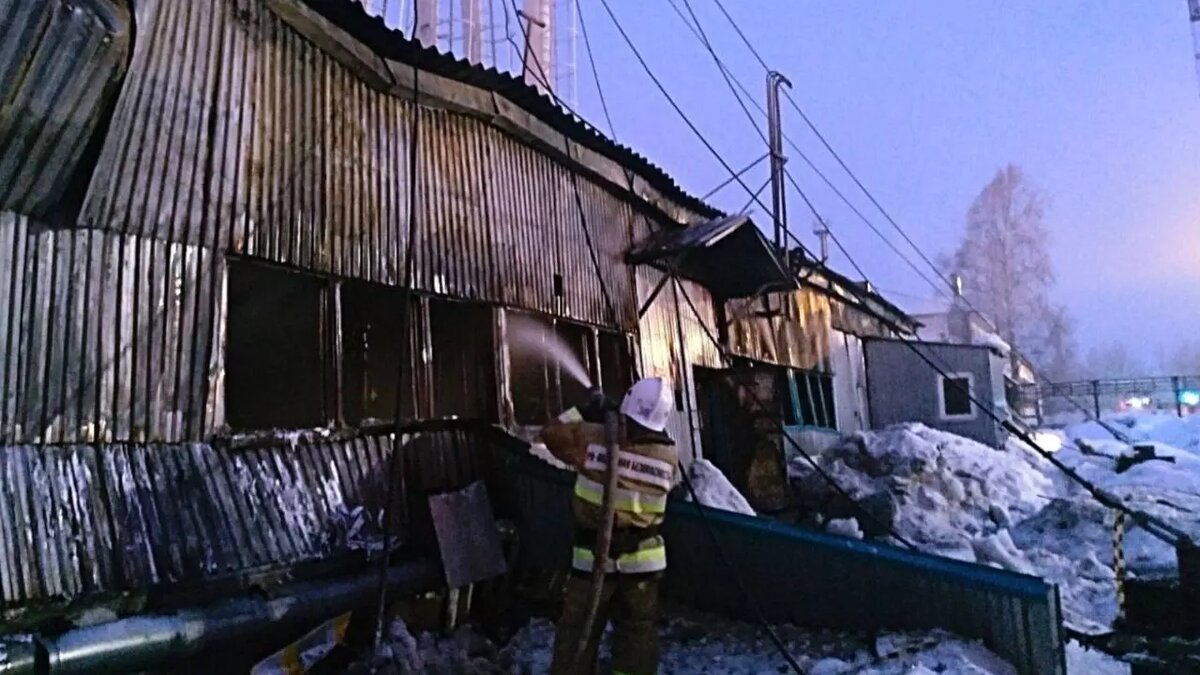     В сети появилось фото с места пожара, произошедшего в результате взрыва в котельной на Самотлорском месторождении, принадлежащем дочке «Роснефти» компании «Самотлонефтегаз».