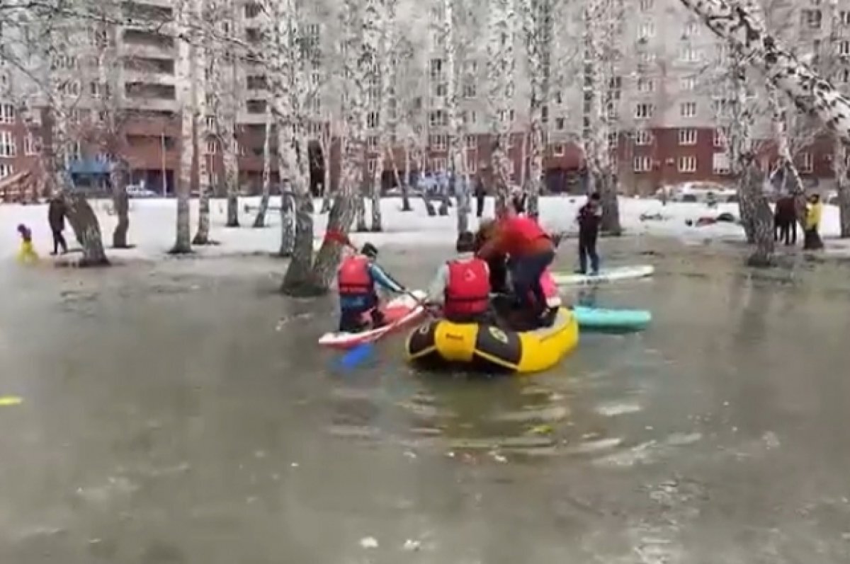    В мэрии отреагировали на лодочный заплыв омичей во дворе дома