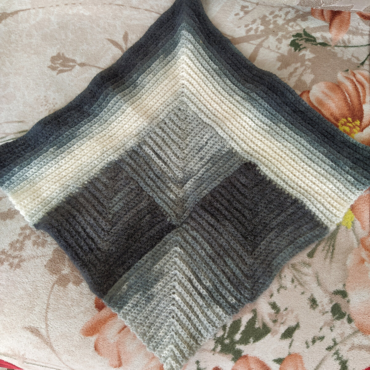 То, что начинала вязать из данной пряжи. Таким образом лучше плед вязать, на мой сегодняшний взгляд.